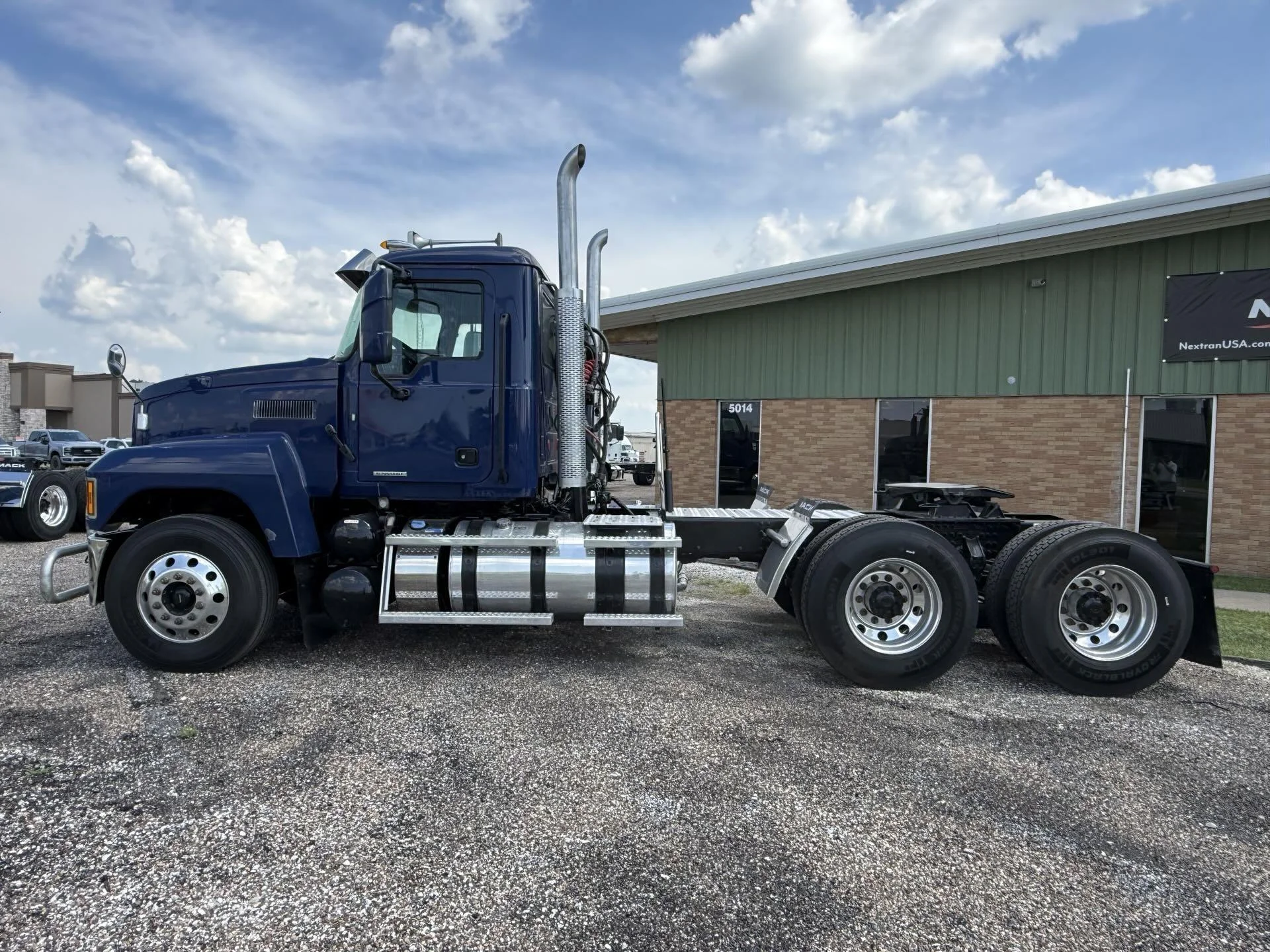 2024 Mack Pinnacle in Quincy, IL — photo 2