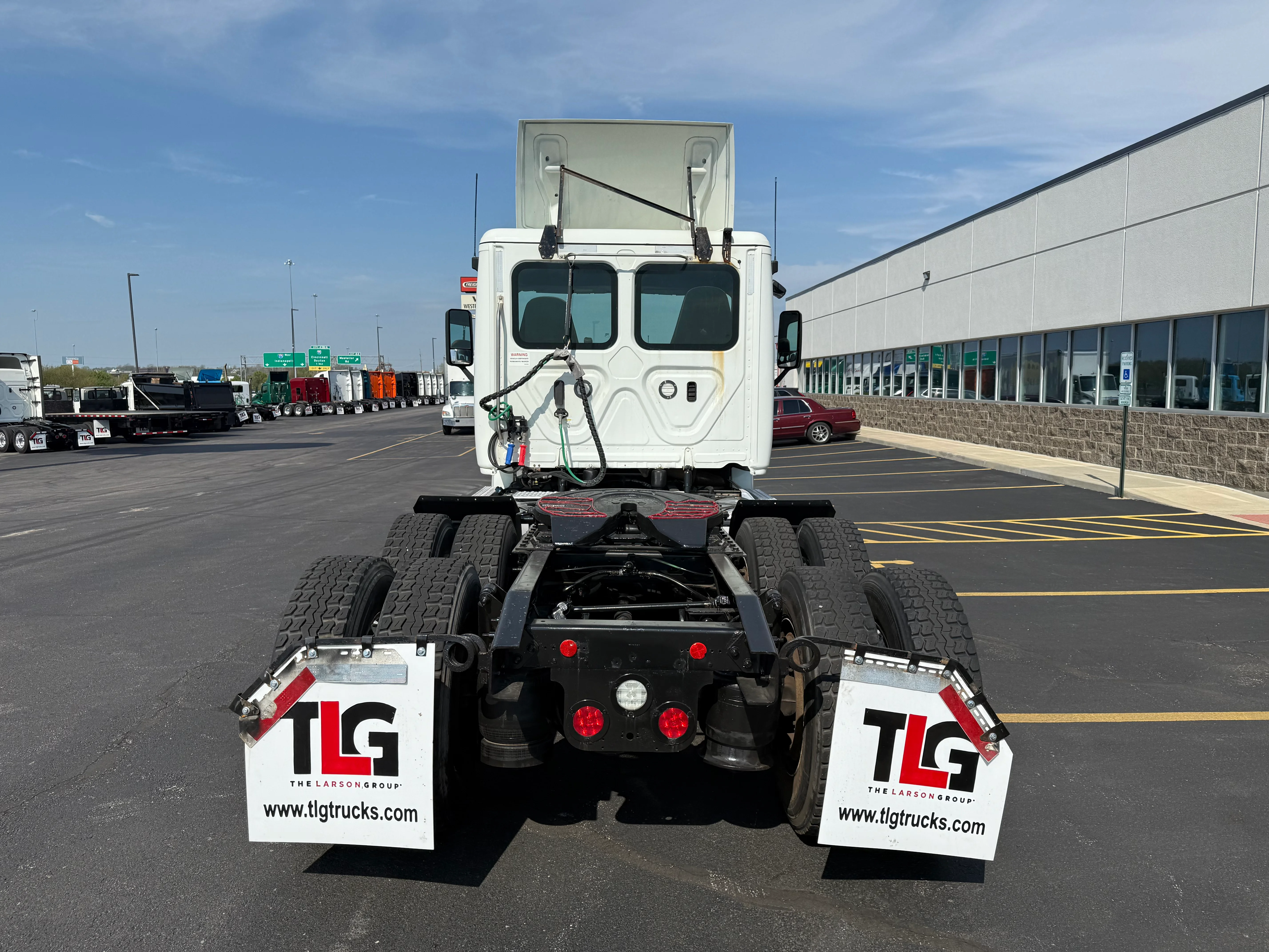 2019 Freightliner Cascadia - image 4
