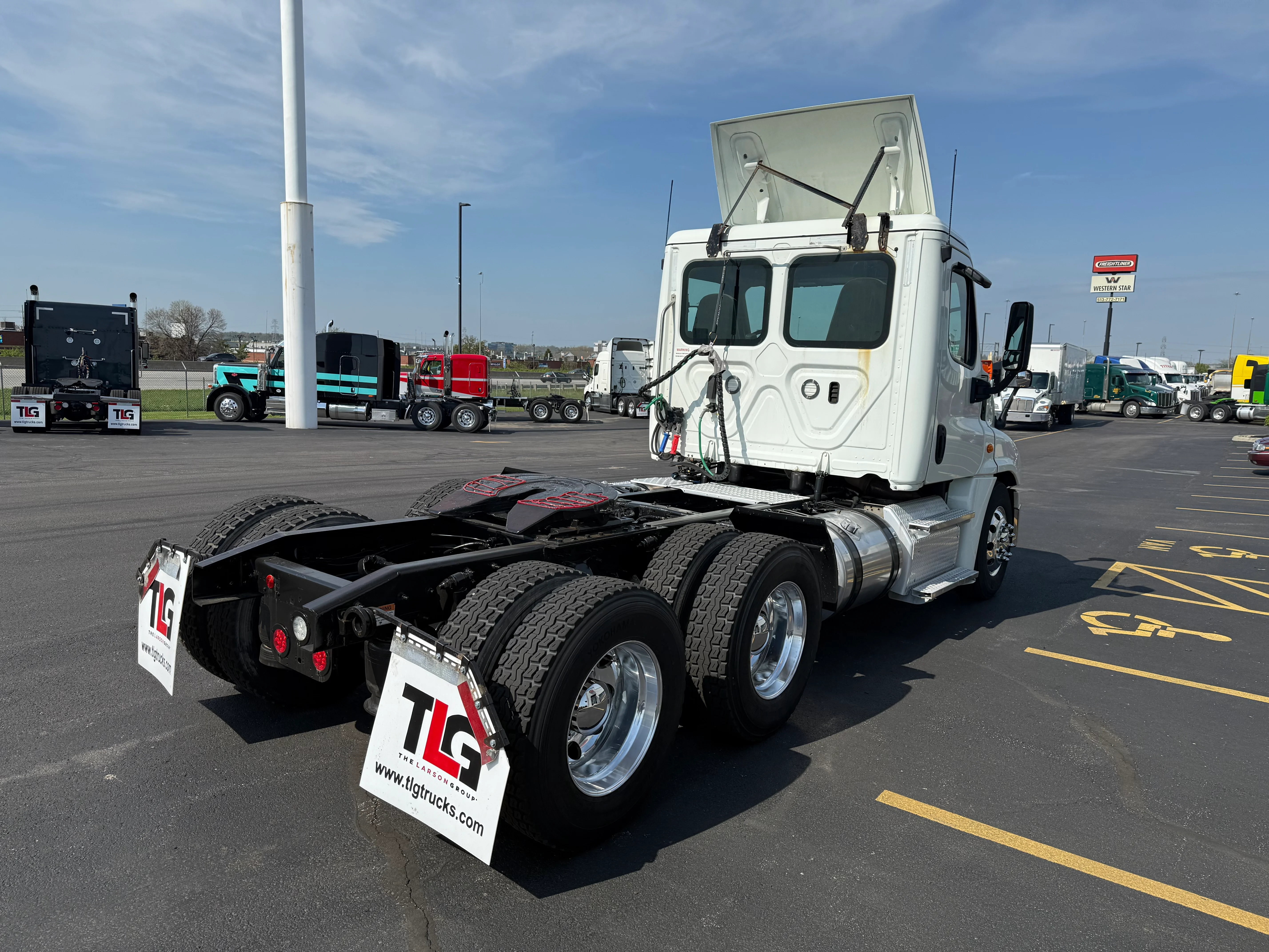 2019 Freightliner Cascadia - image 5