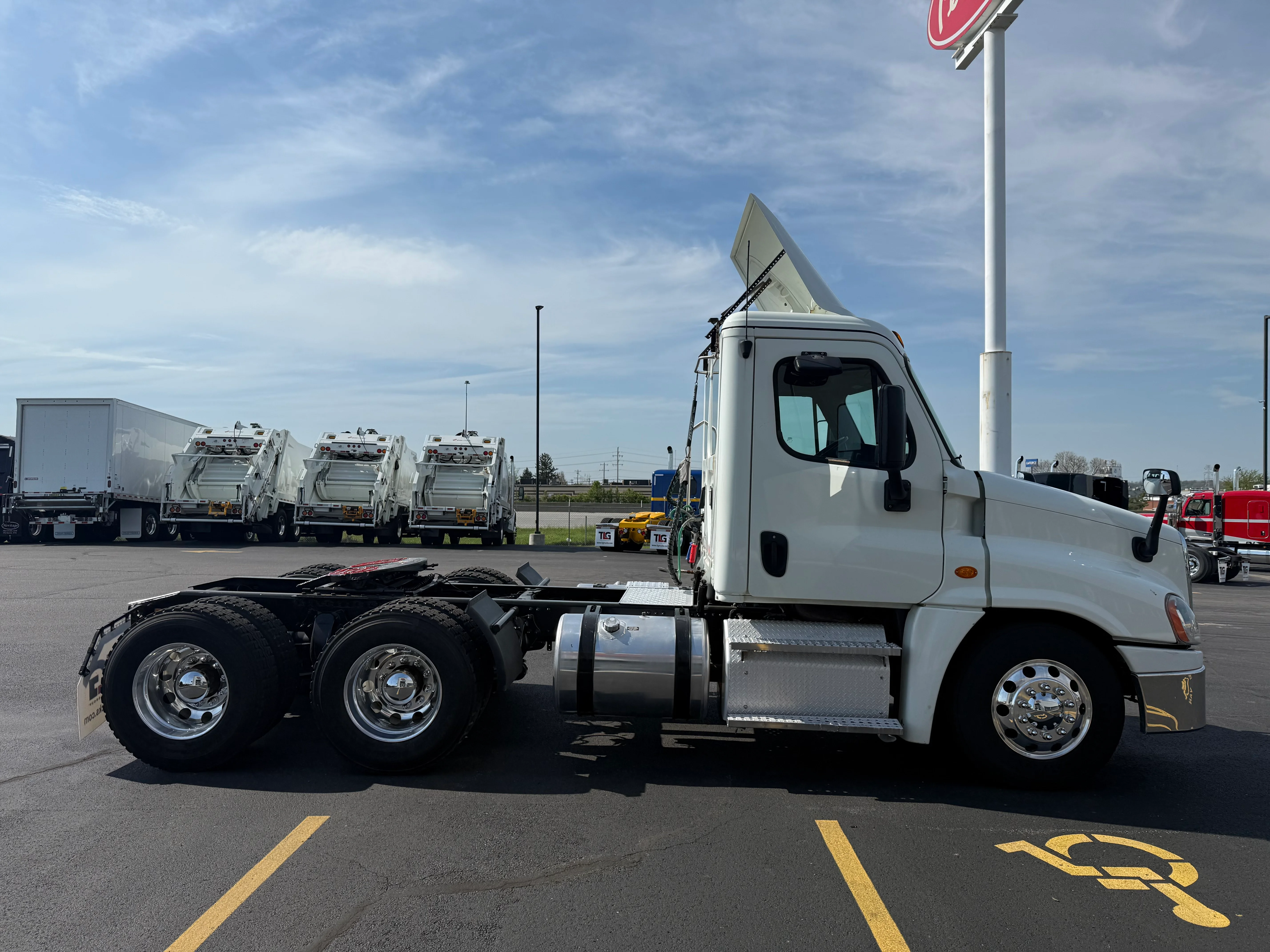 2019 Freightliner Cascadia - image 6