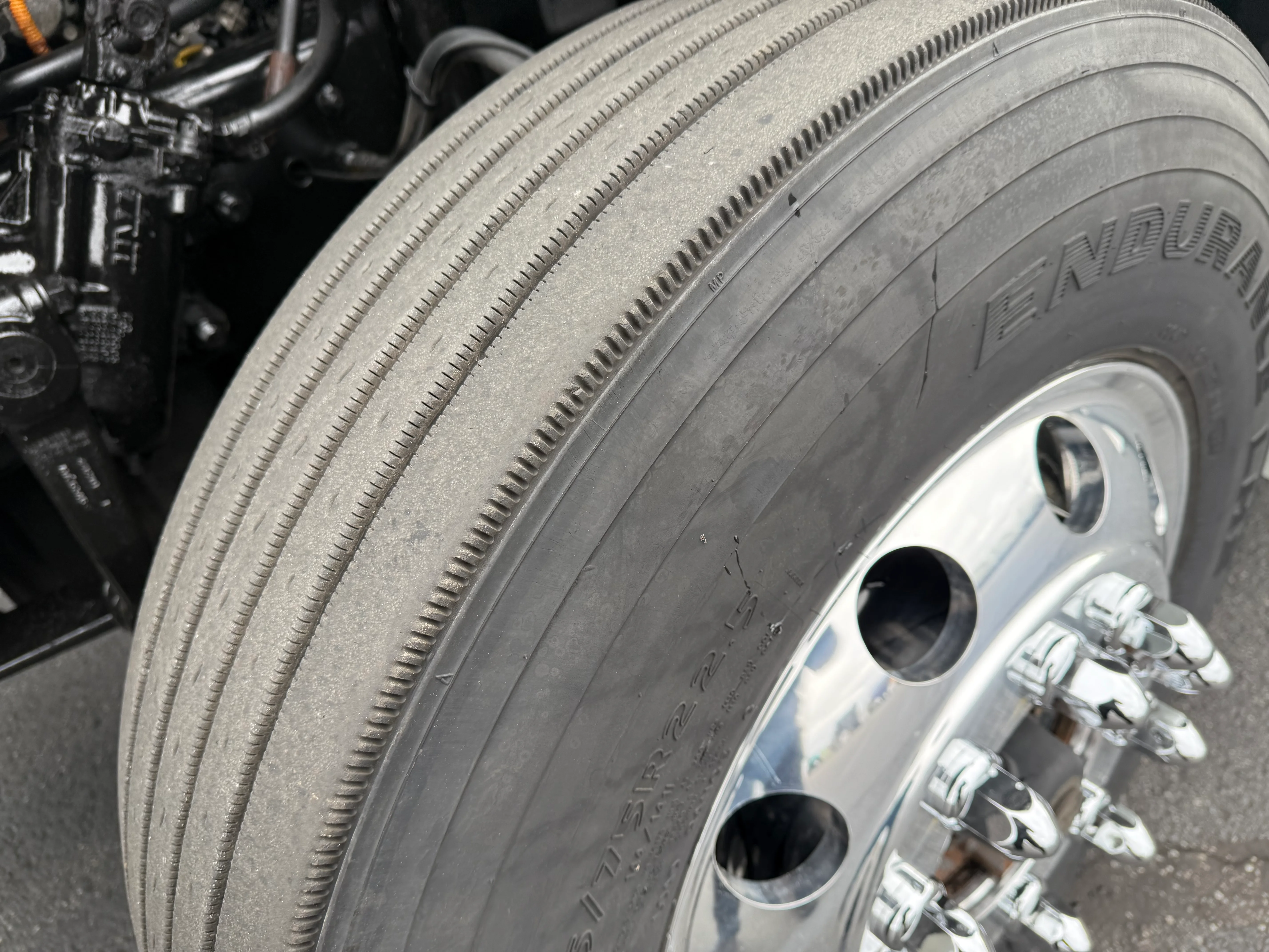 2019 Freightliner Cascadia - image 9