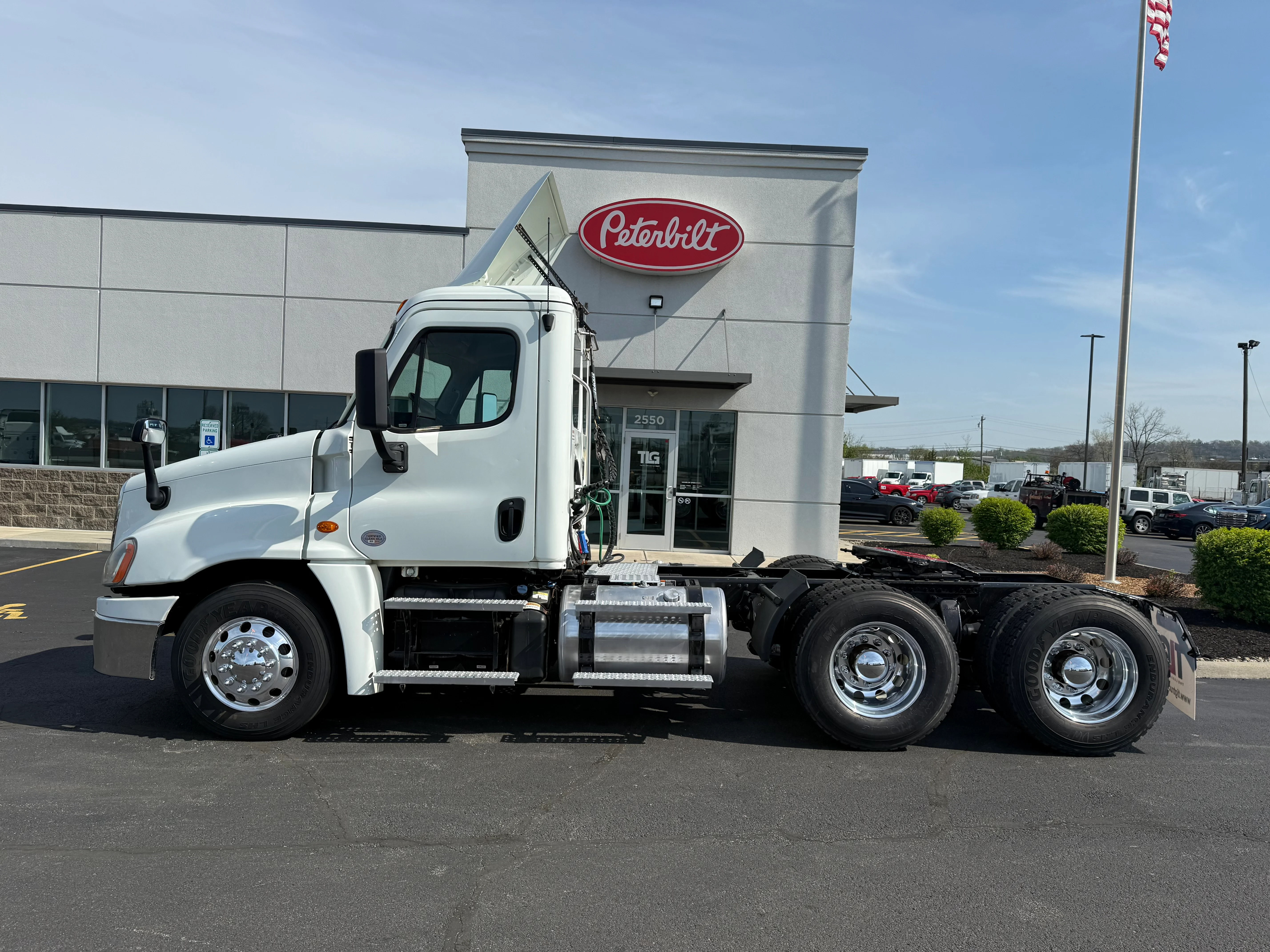 2019 Freightliner Cascadia - image 2