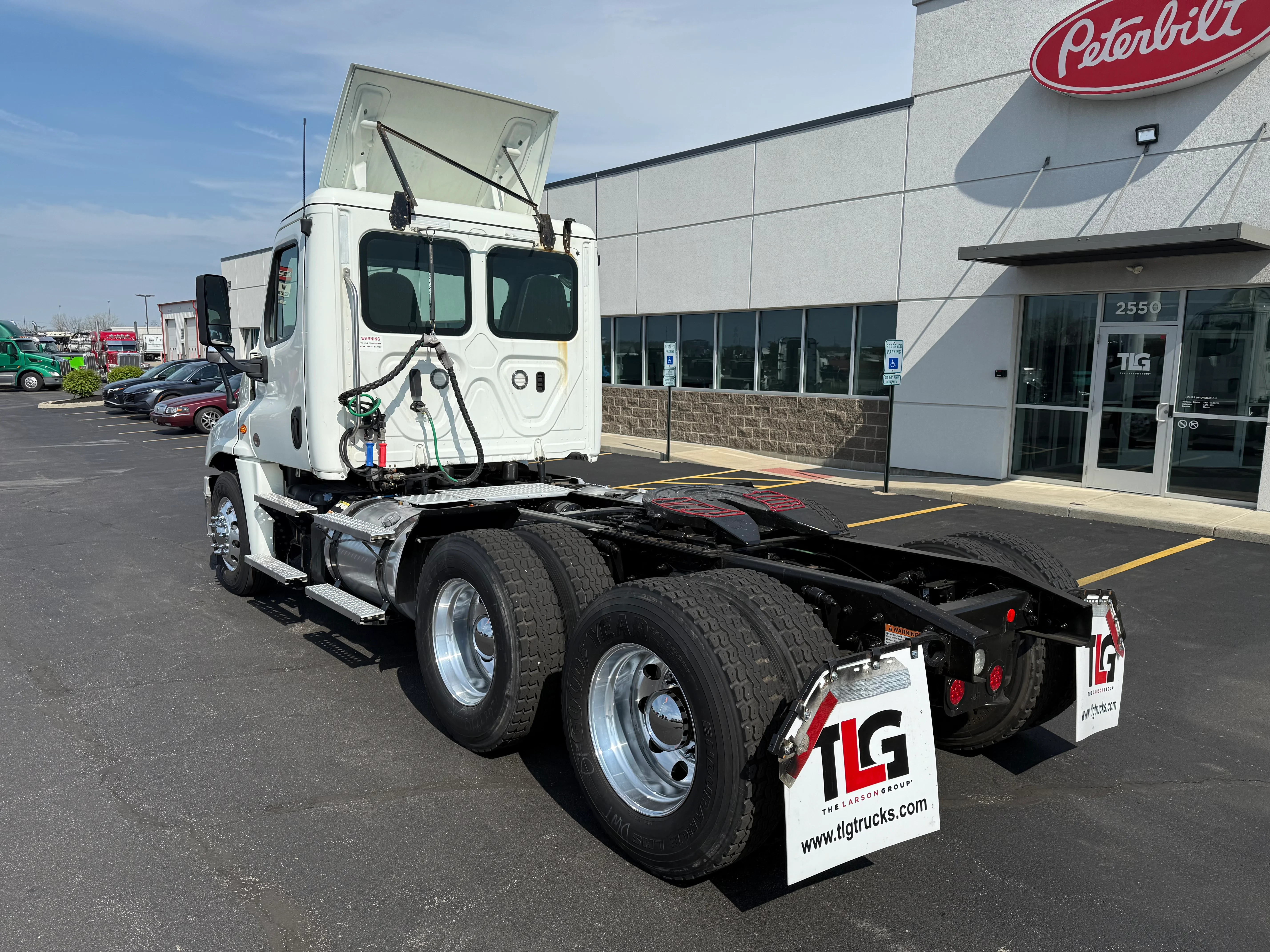 2019 Freightliner Cascadia - image 3