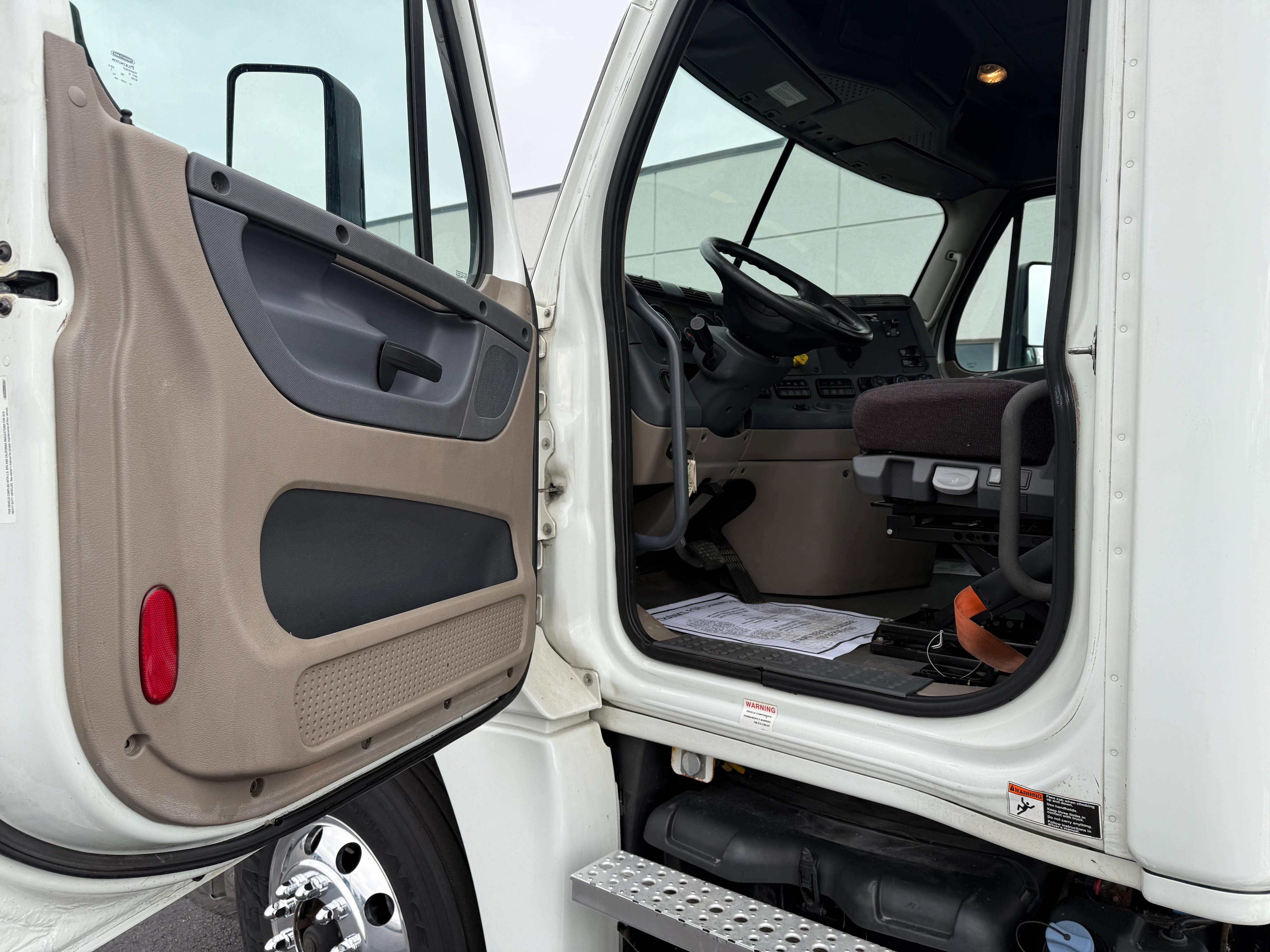 2019 Freightliner Cascadia - image 14