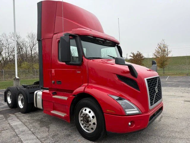 2022 Volvo VNR 640 - image 3