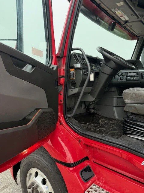2022 Volvo VNR 640 - image 4