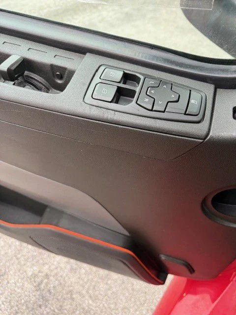 2022 Volvo VNR 640 - image 7