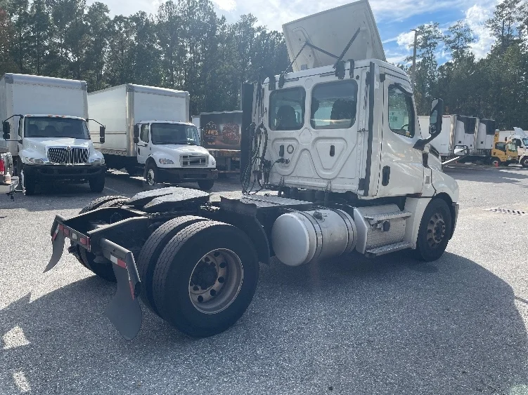 2020 Freightliner Cascadia in Jacksonville, FL — photo 7