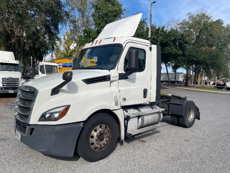 2020 Freightliner Cascadia in Jacksonville, FL — photo 3