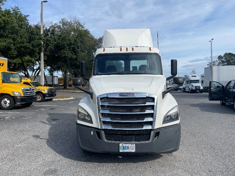 2020 Freightliner Cascadia in Jacksonville, FL — photo 2