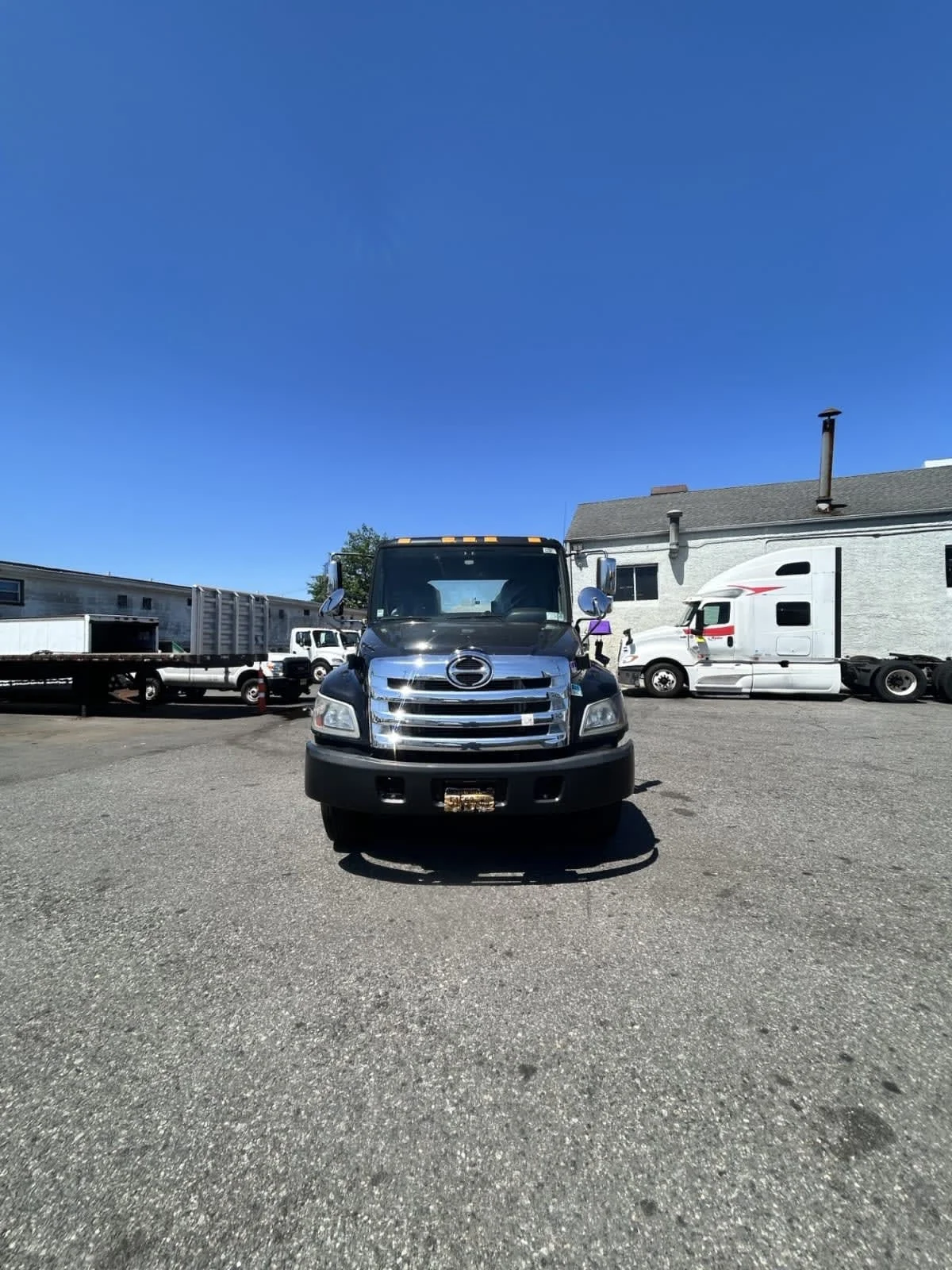 2015 Hino 338 - image 2