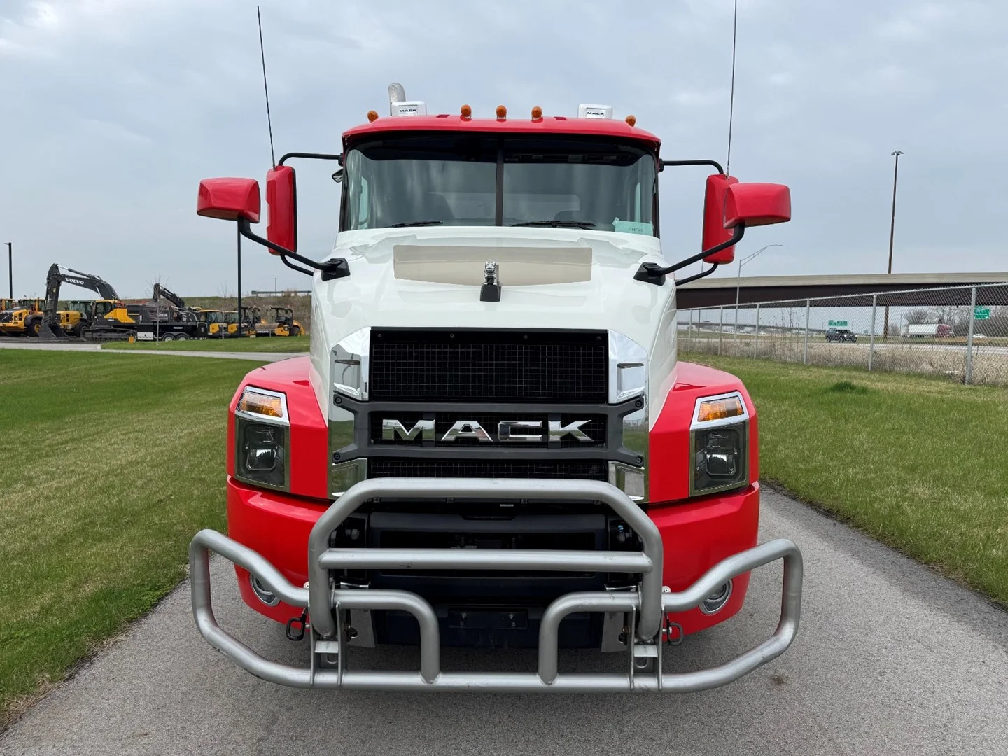 Used 2021 Mack Anthem Daycab - image 2