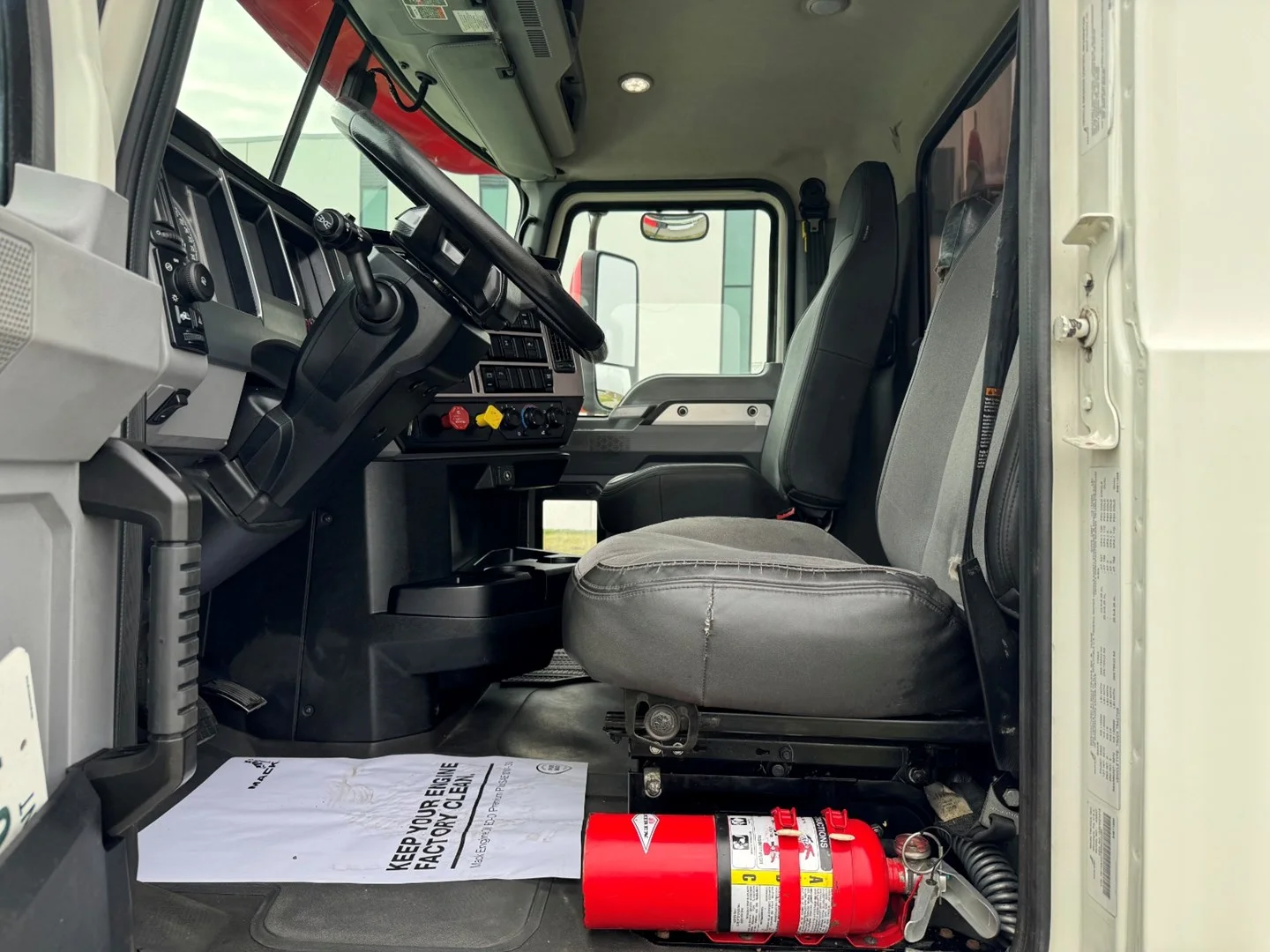 Used 2021 Mack Anthem Daycab - image 12