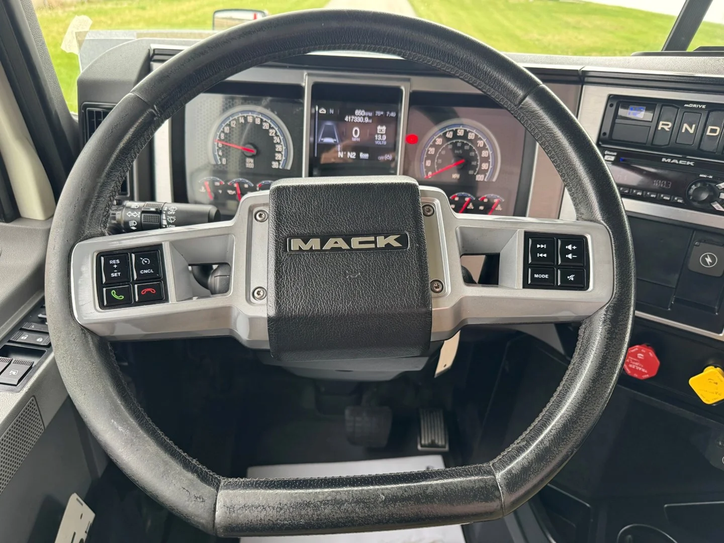 Used 2021 Mack Anthem Daycab - image 14