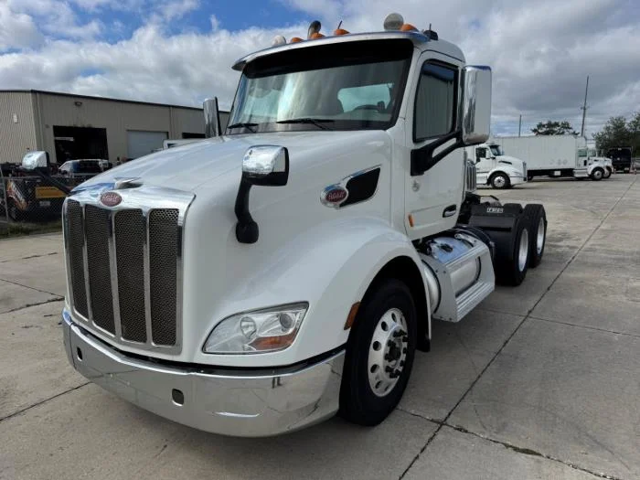 2020 Peterbilt 579 - image 2
