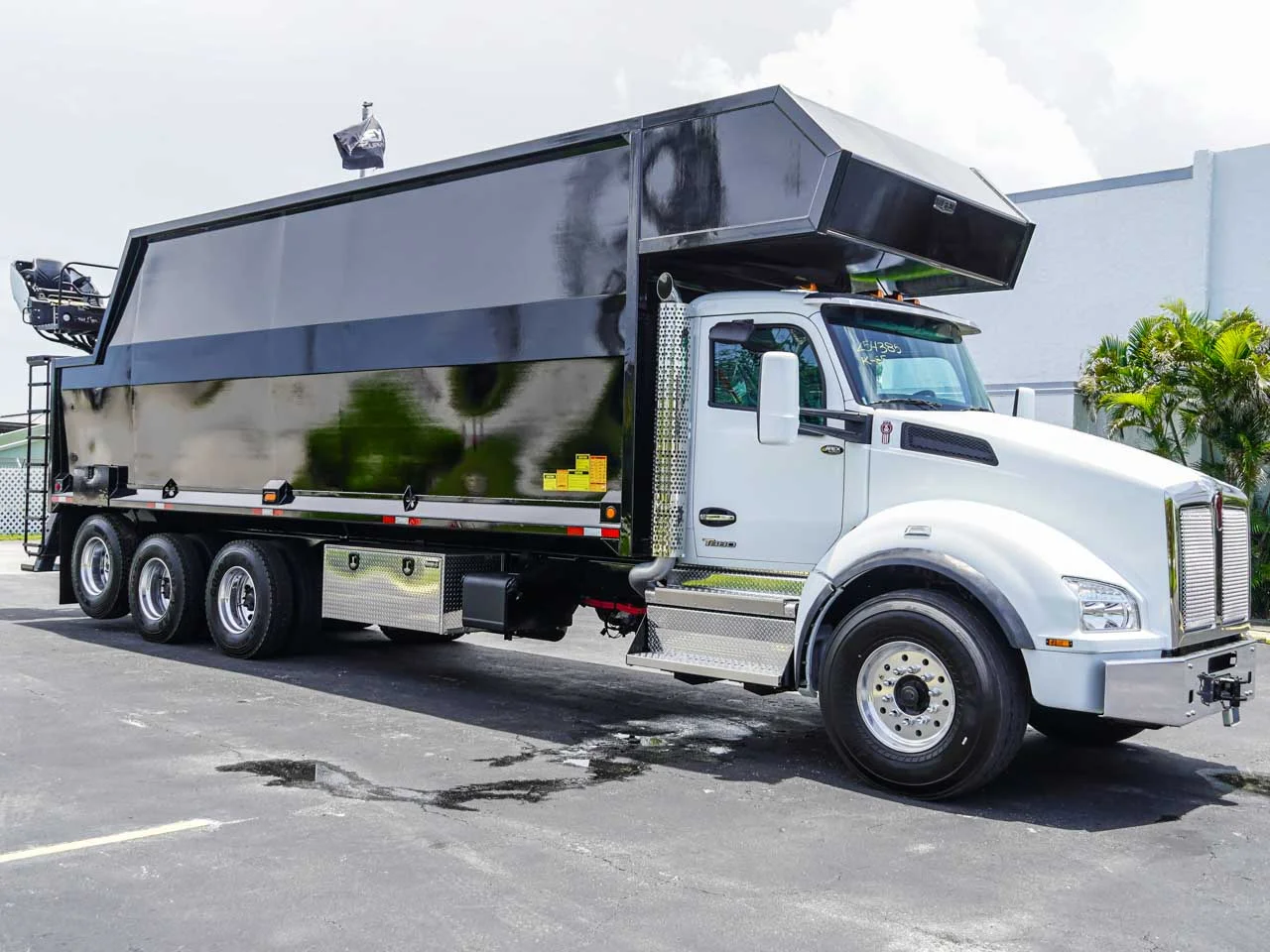 2025 Kenworth T880