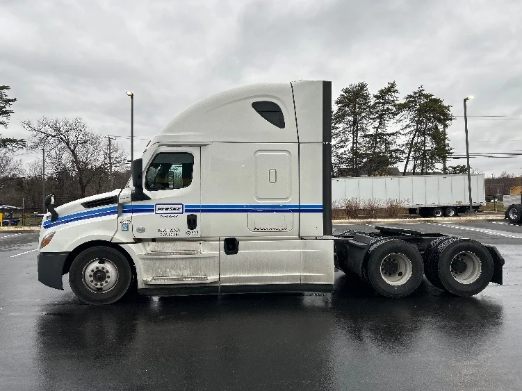 2023 Freightliner Cascadia - image 4