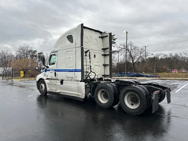 2023 Freightliner Cascadia - image 5