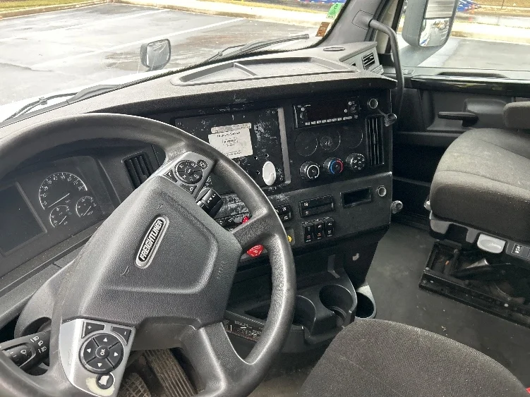 2023 Freightliner Cascadia - image 10