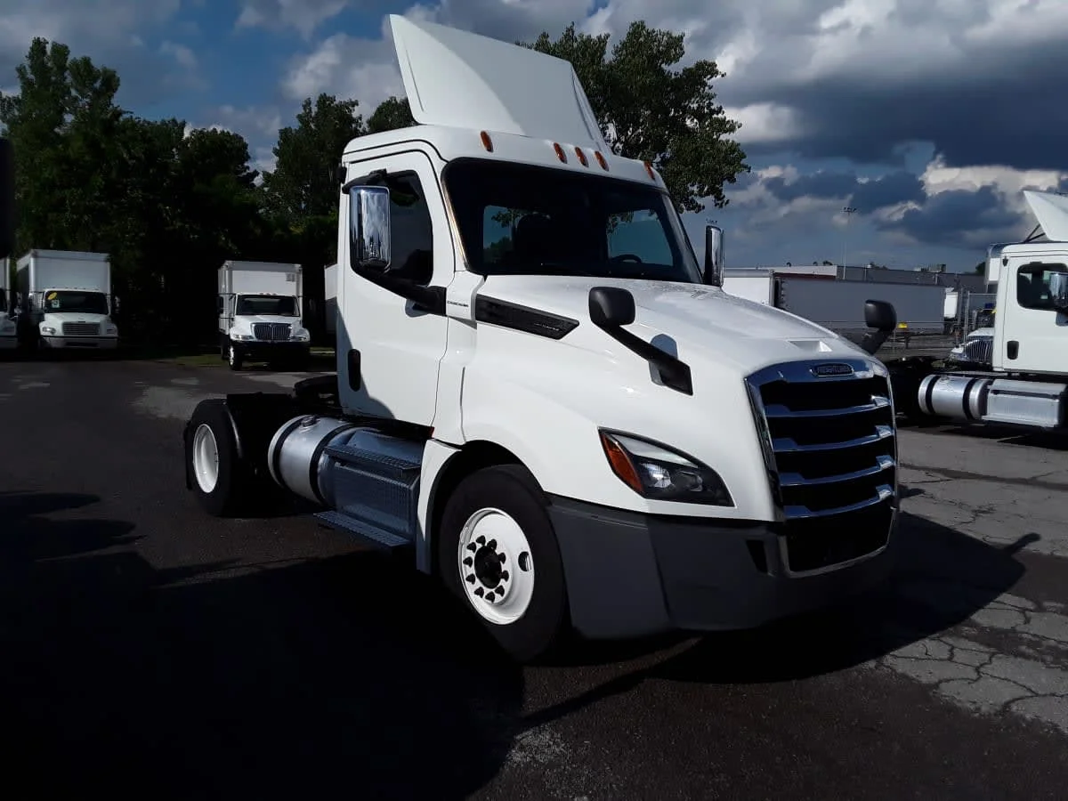2020 Freightliner Cascadia - image 3