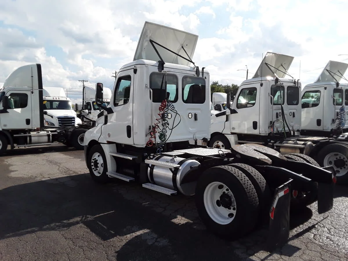 2020 Freightliner Cascadia - image 6