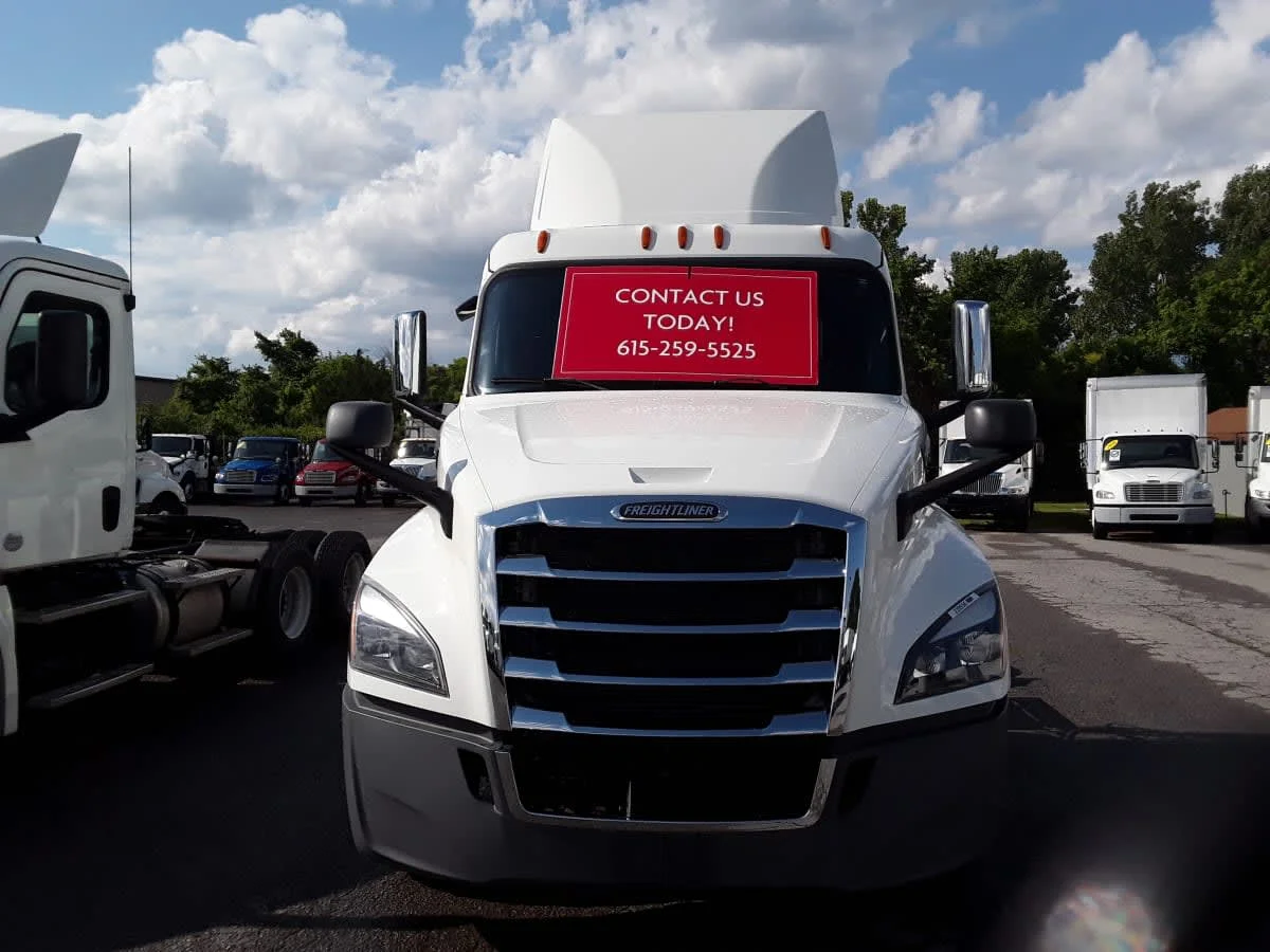 2020 Freightliner Cascadia - image 2