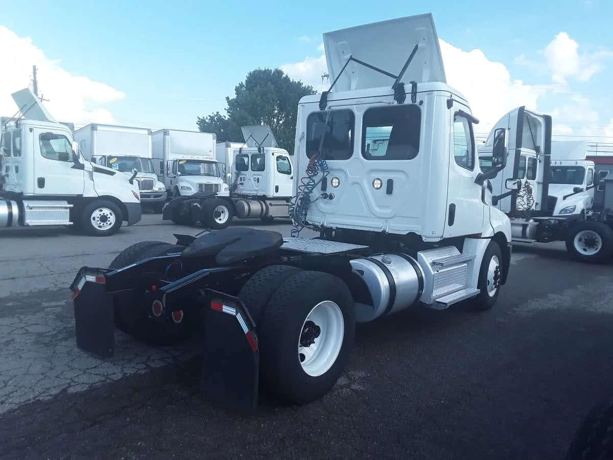 2020 Freightliner Cascadia - image 4