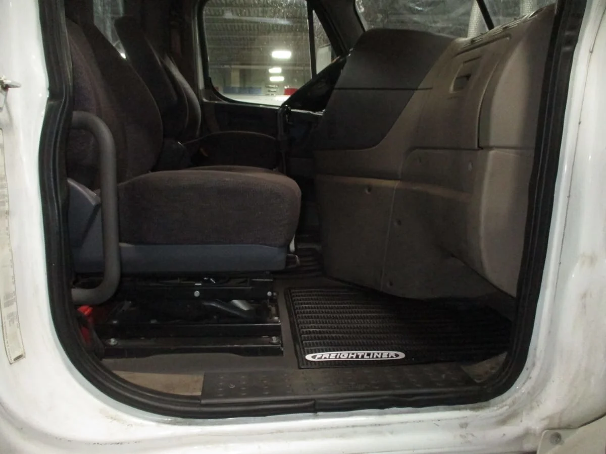 2015 Freightliner Cascadia - image 12