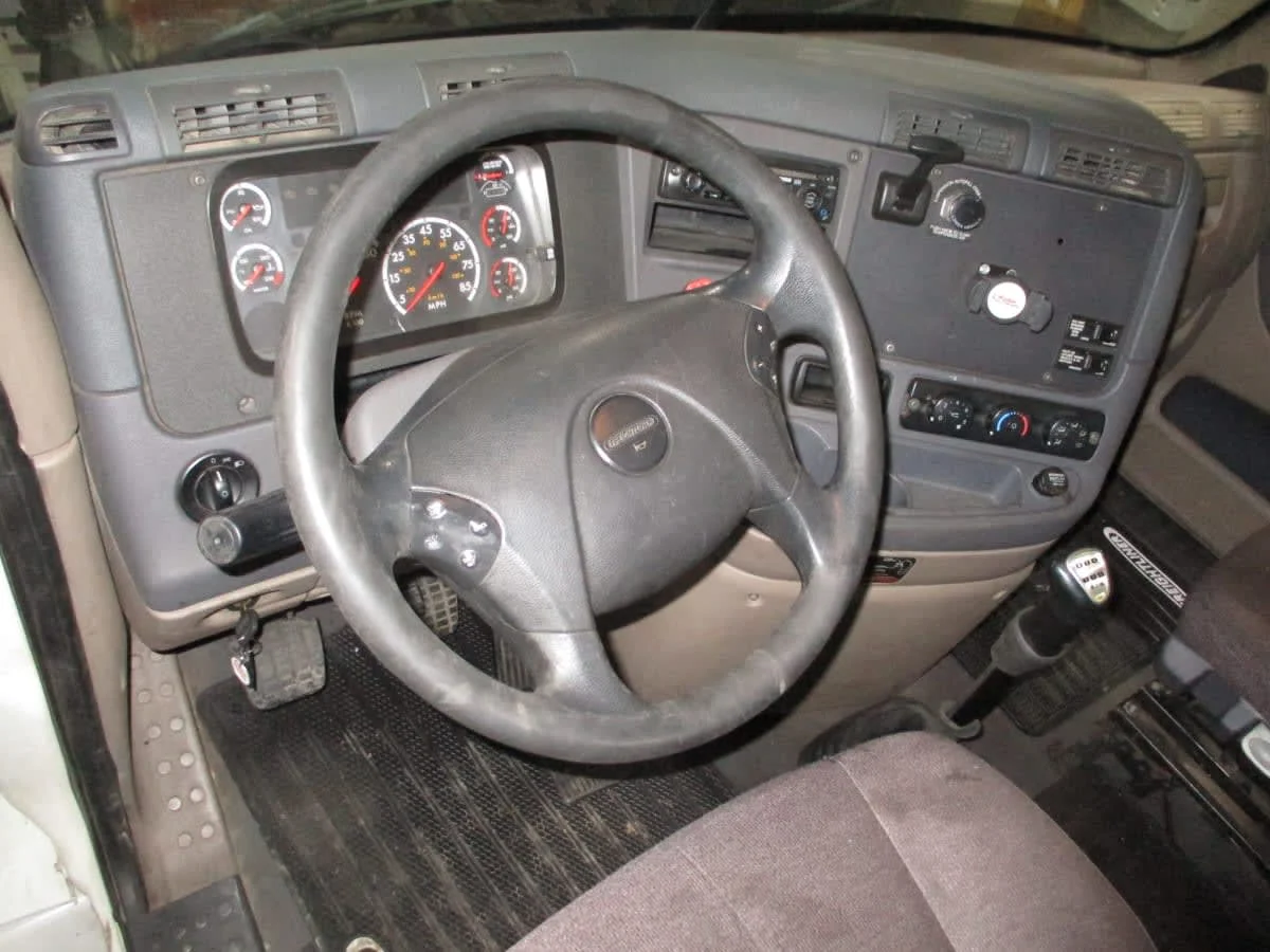 2015 Freightliner Cascadia - image 7