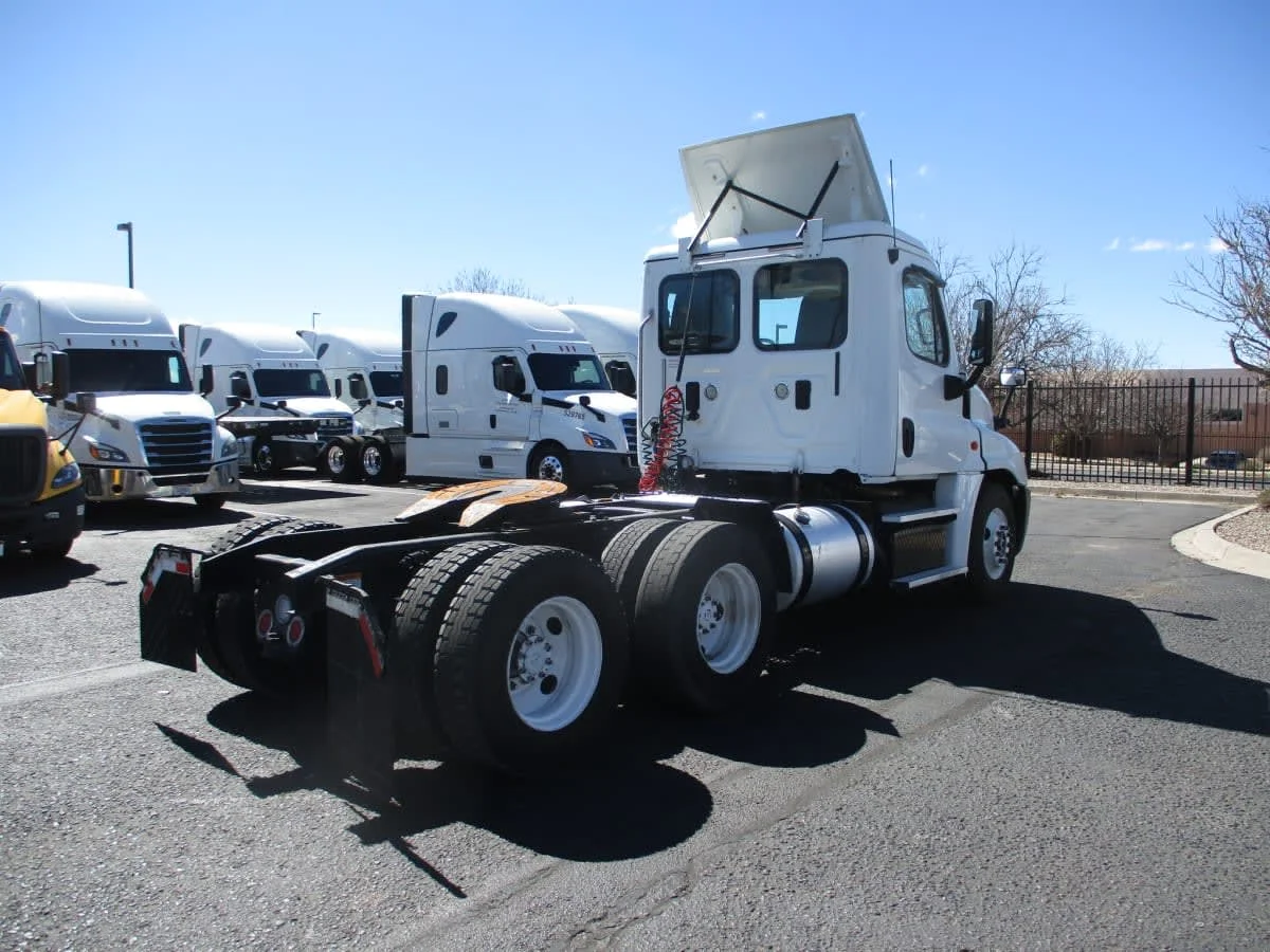 2015 Freightliner Cascadia - image 4