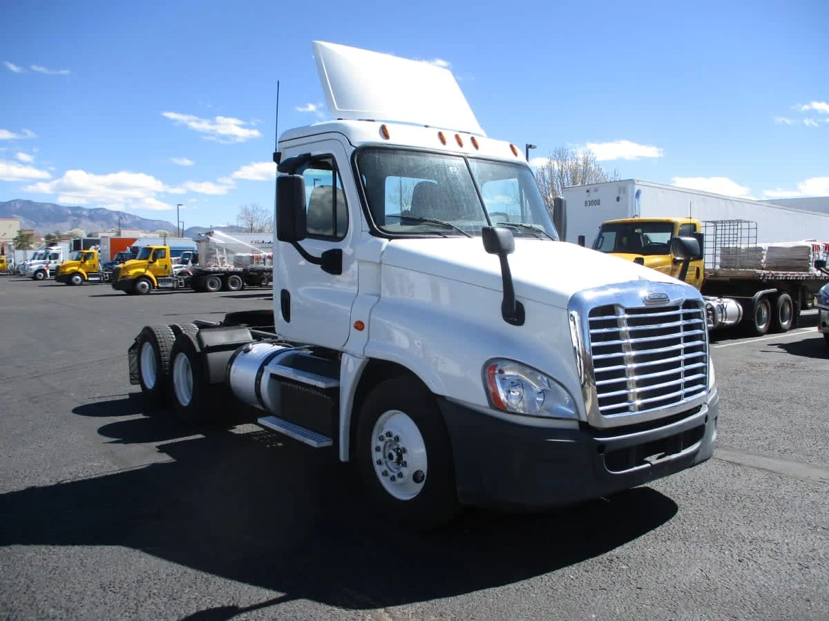 2015 Freightliner Cascadia - image 3