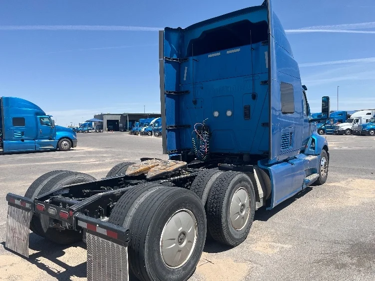 2020 International LT - image 7