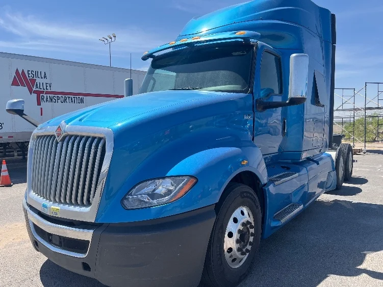 2020 International LT - image 3