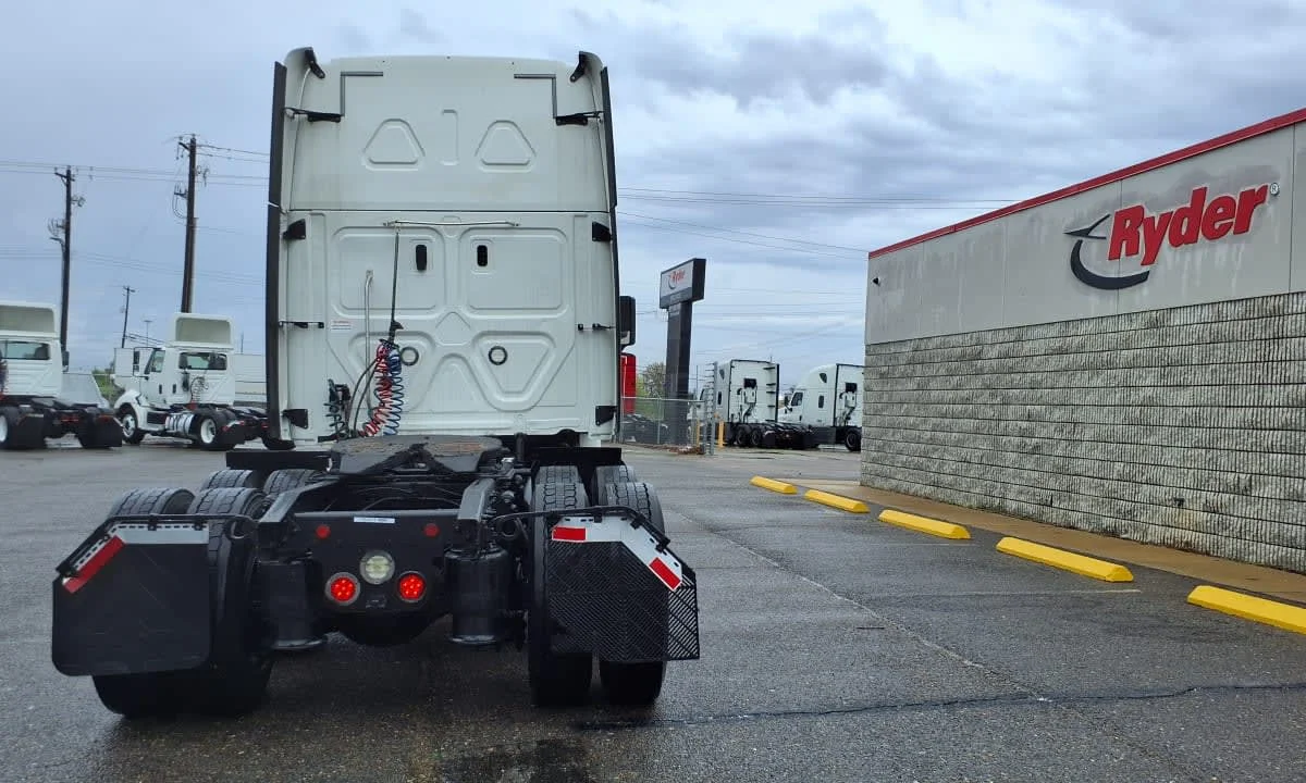 2018 Freightliner Cascadia in Memphis, TN — photo 5