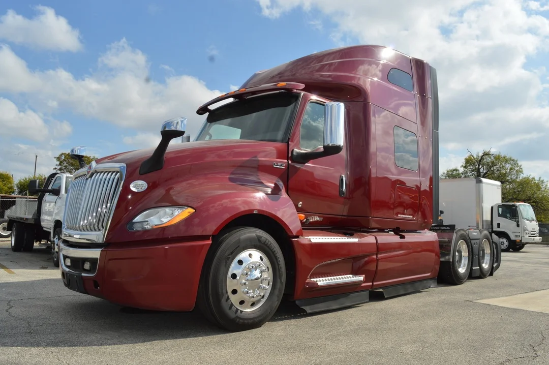 2022 International LT - image 2