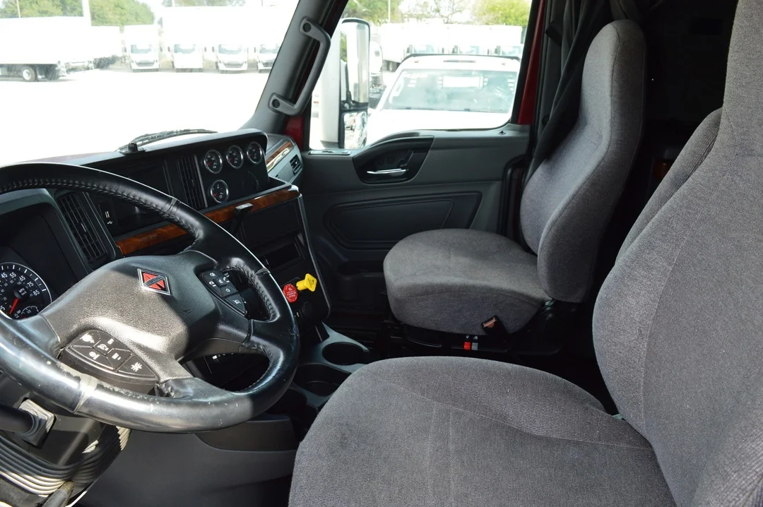 2022 International LT - image 10