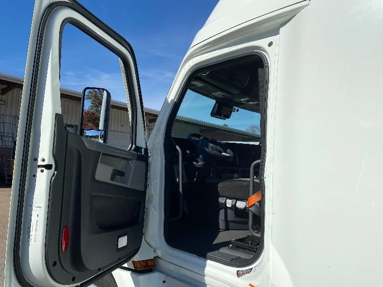 2021 Freightliner Cascadia - image 9
