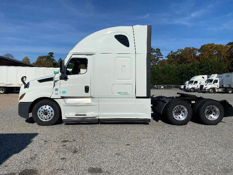 2021 Freightliner Cascadia - image 4
