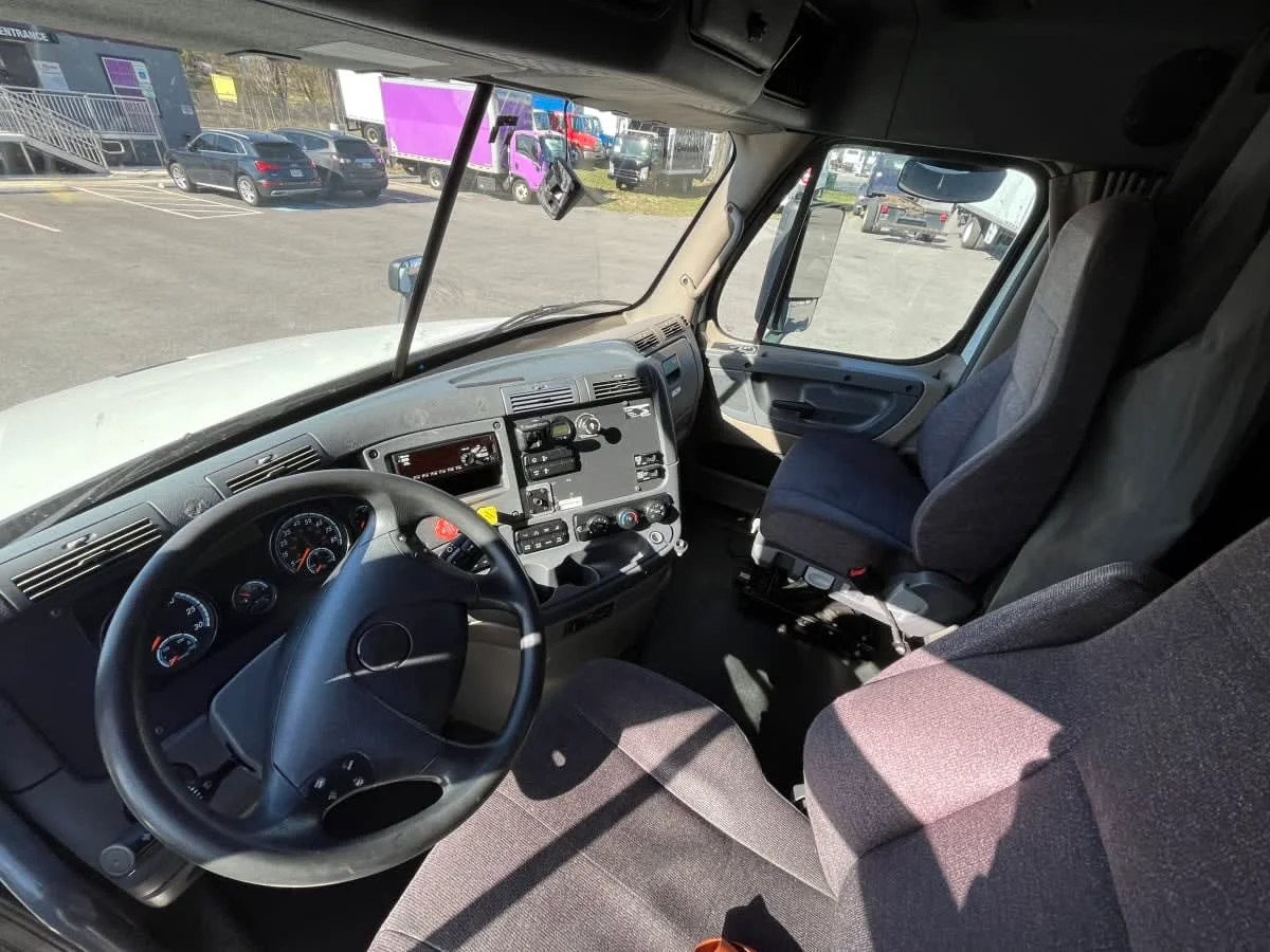 2019 Freightliner Cascadia - image 7
