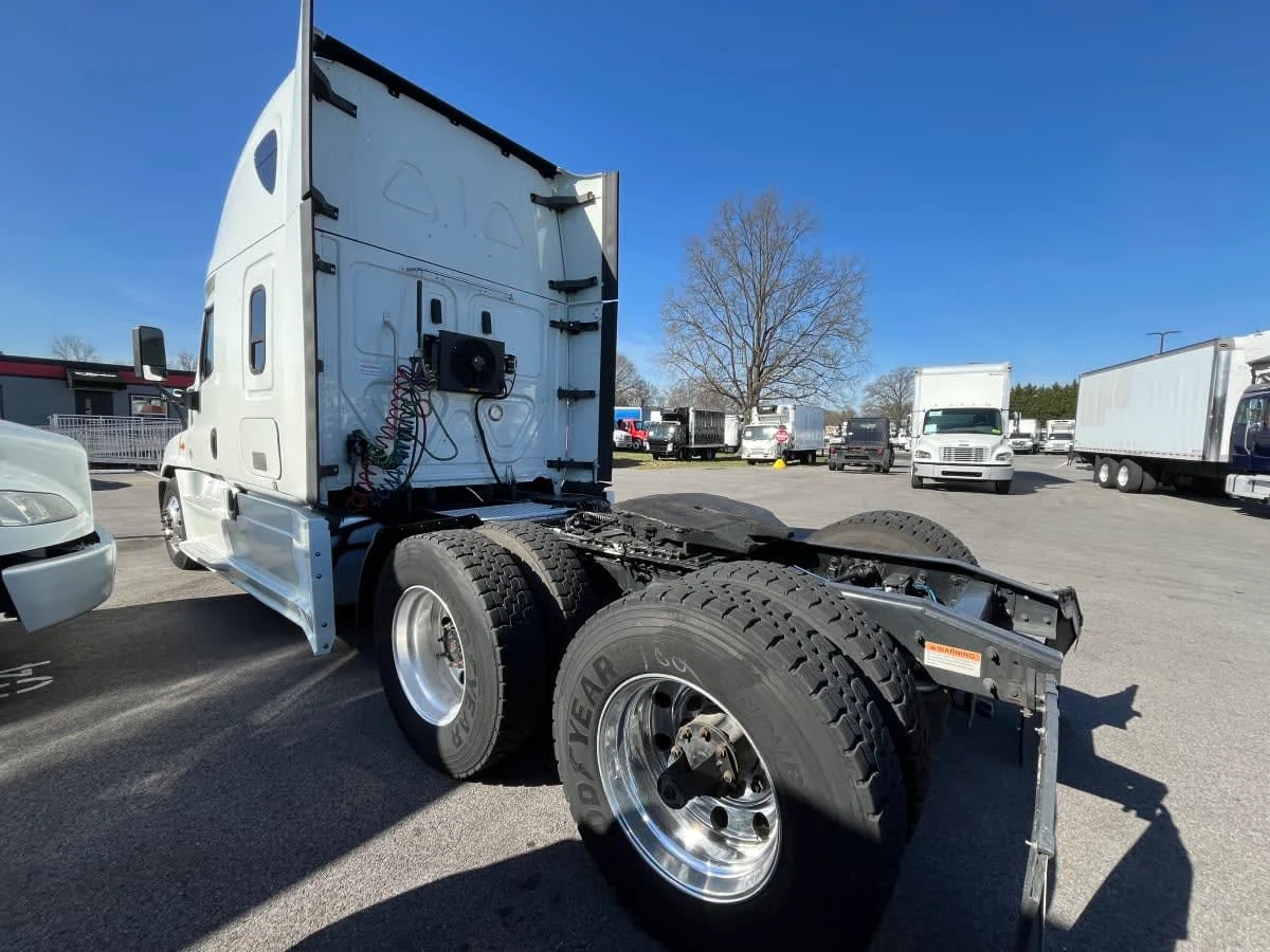 2019 Freightliner Cascadia - image 6