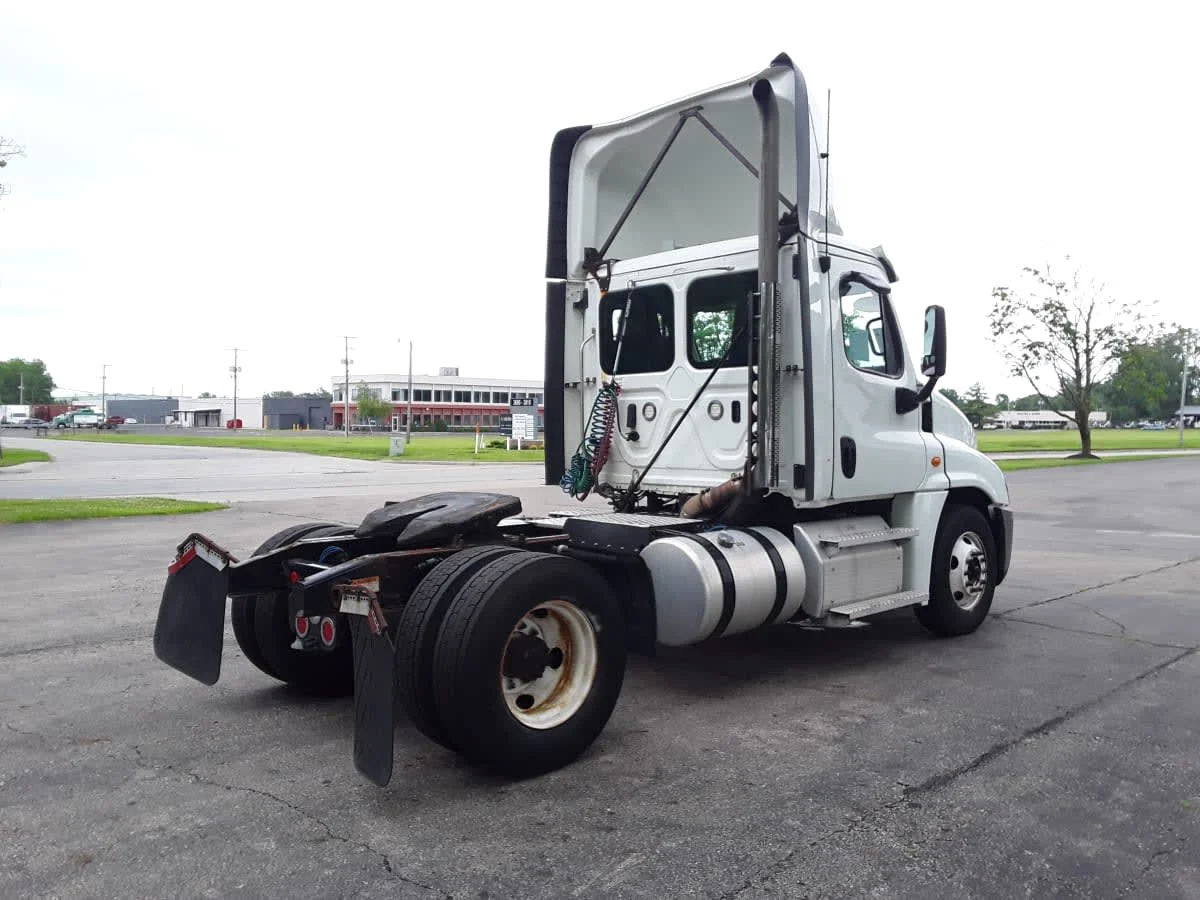 2020 Freightliner Cascadia in Hilliard, OH — photo 4