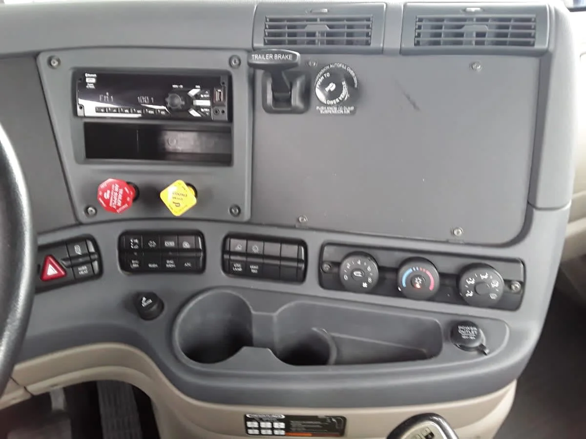 2020 Freightliner Cascadia in Hilliard, OH — photo 9