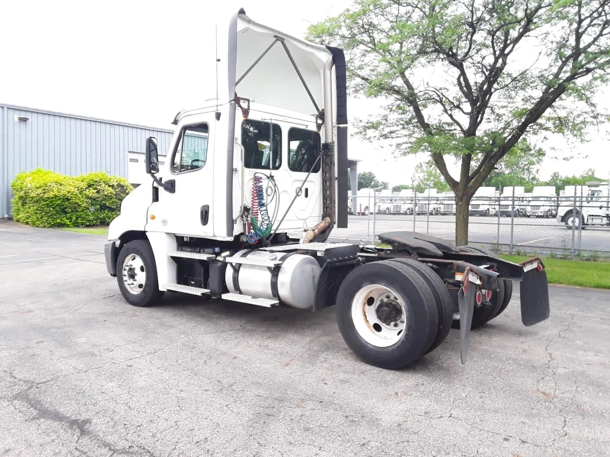 2020 Freightliner Cascadia in Hilliard, OH — photo 6