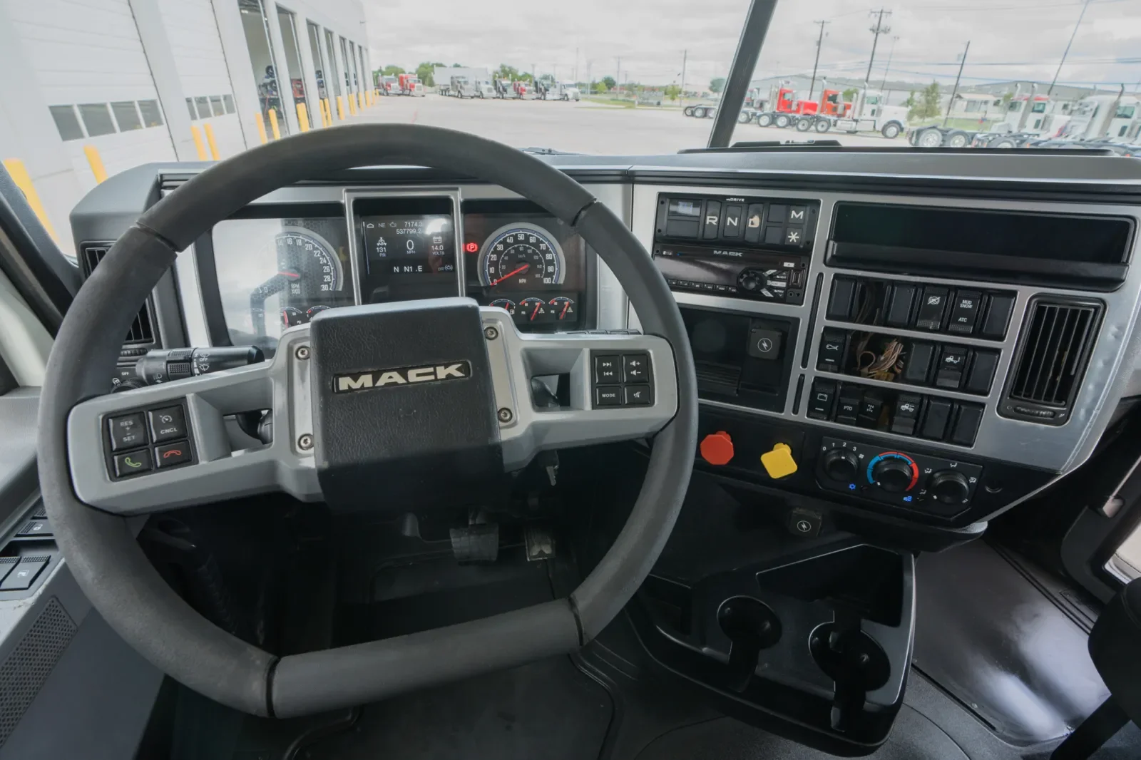 2019 Mack Pinnacle in Hutchins, TX — photo 15