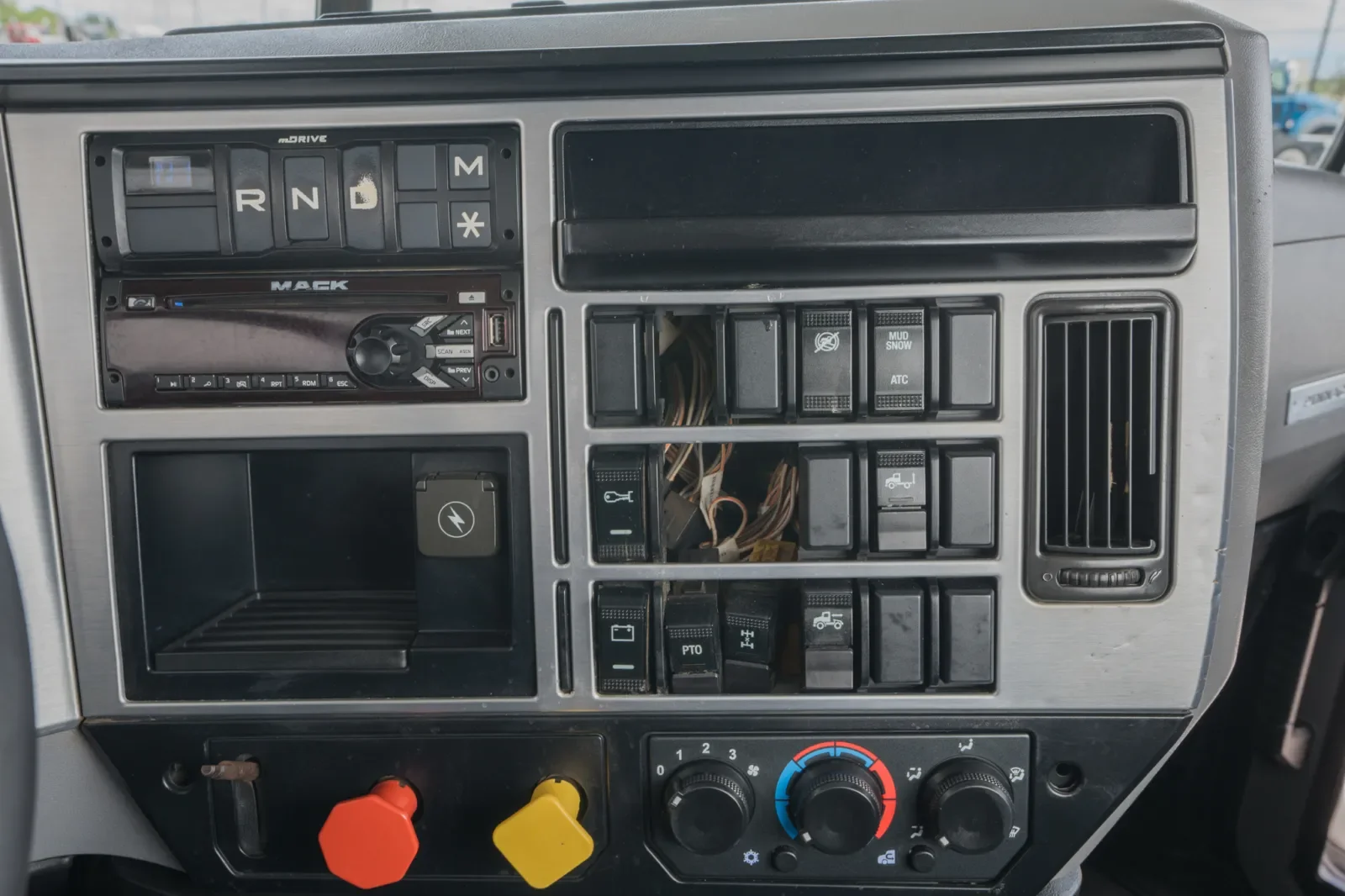 2019 Mack Pinnacle in Hutchins, TX — photo 17