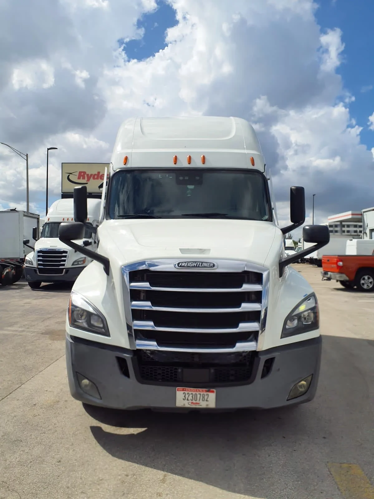 2022 Freightliner Cascadia - image 2