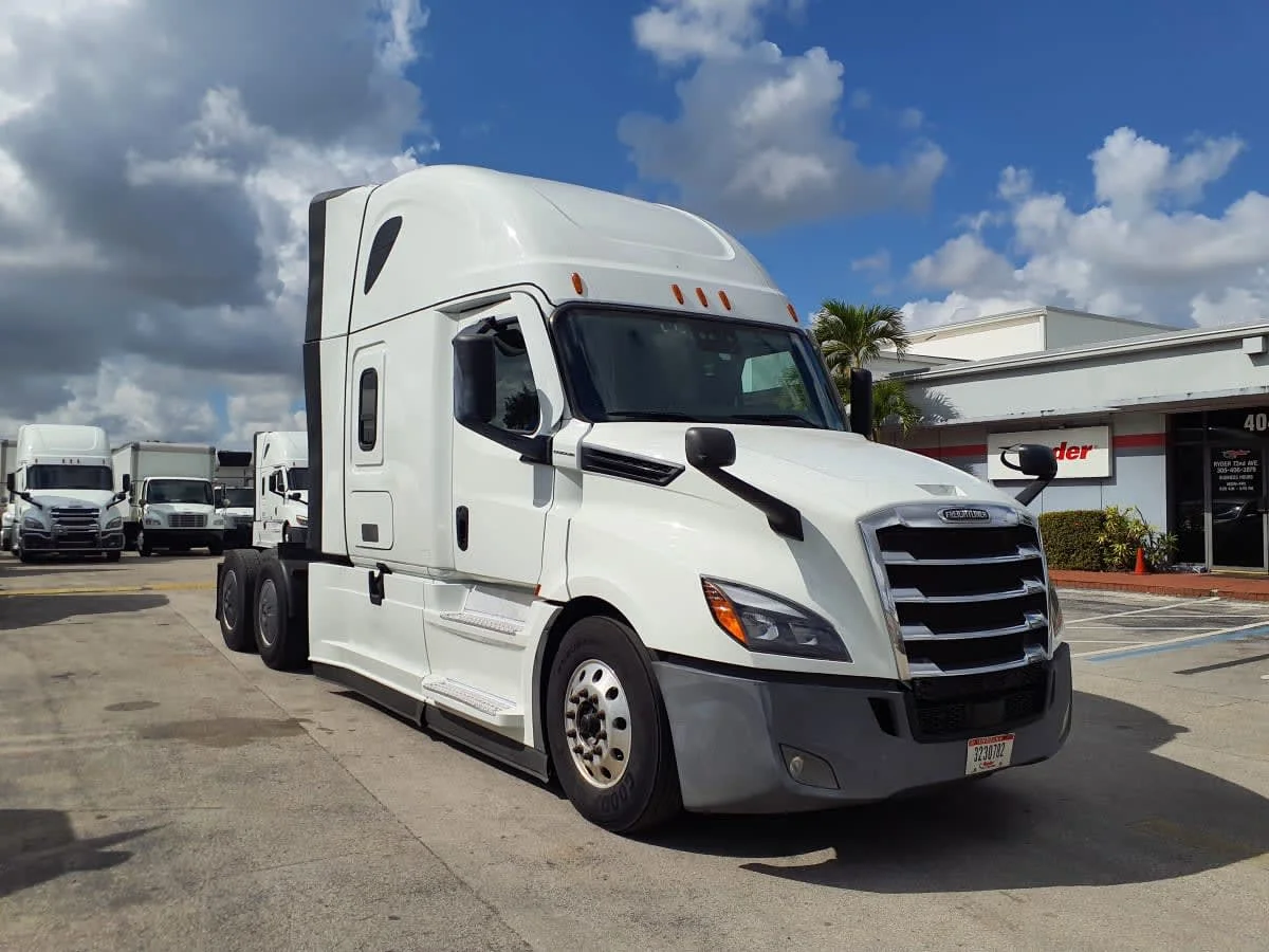 2022 Freightliner Cascadia - image 3