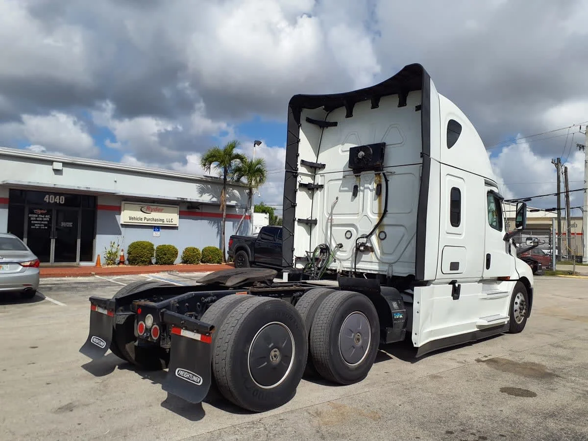2022 Freightliner Cascadia - image 4