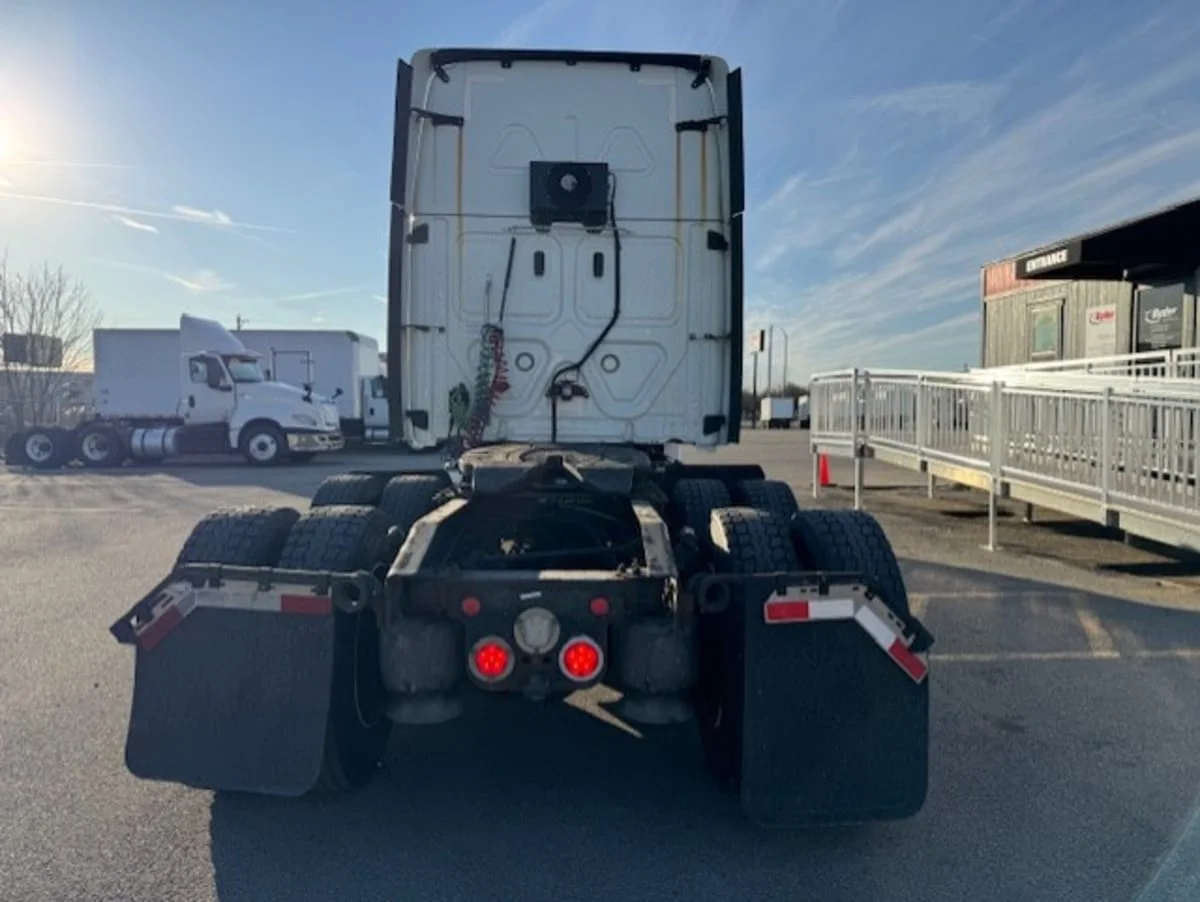 2020 Freightliner Cascadia in Clarksville, IN — photo 5