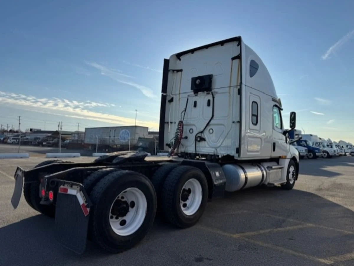2020 Freightliner Cascadia in Clarksville, IN — photo 4